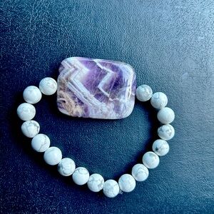 Amythest crystal howlite rounded beadbracelet